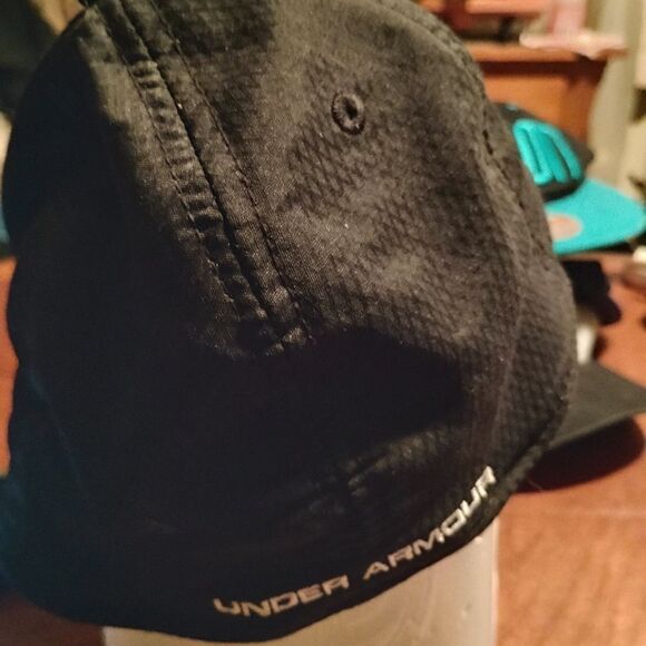 Ladies Under Armour Black Cap       (0993) - Picture 2 of 4